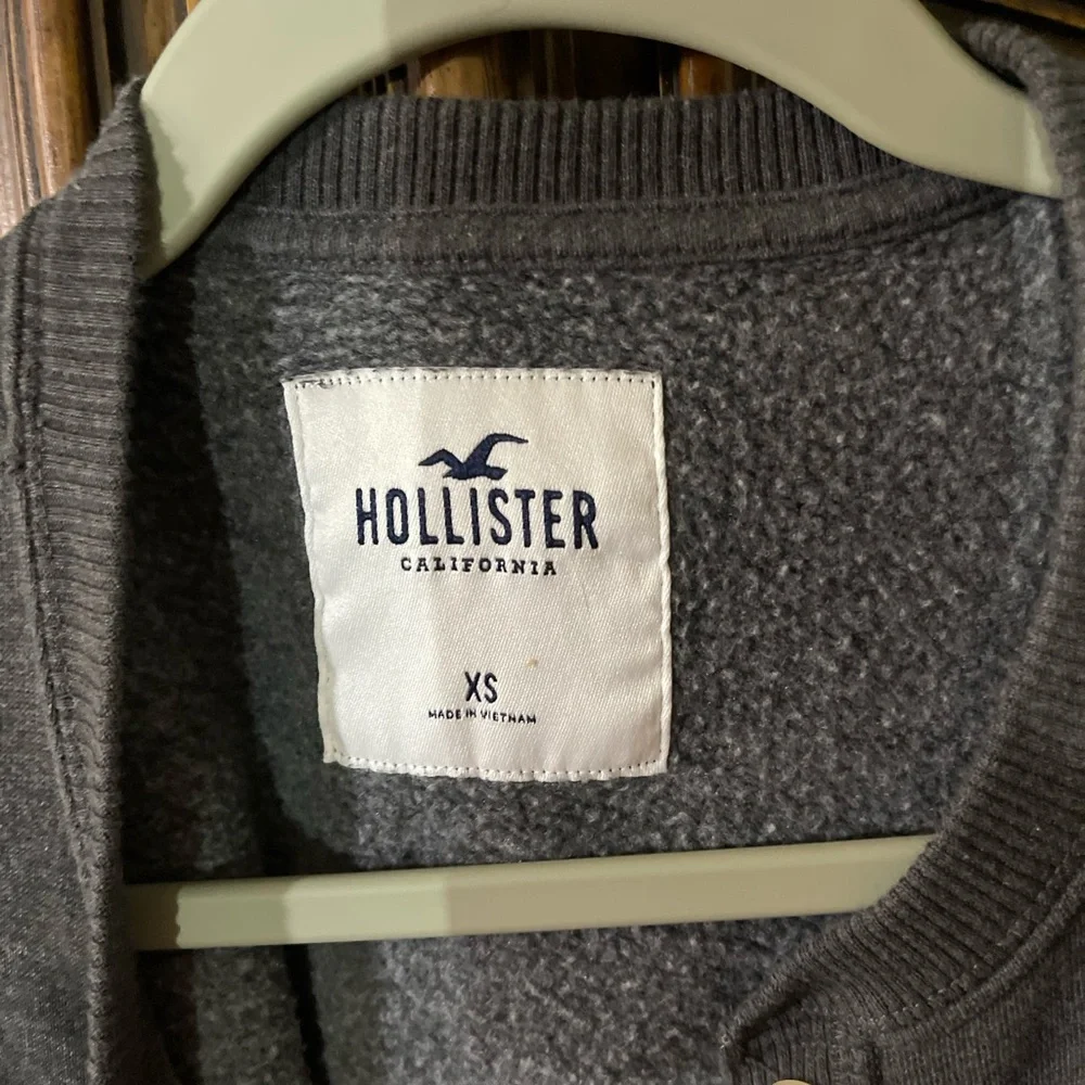 Hollister Charcoal Henley Top - Picture 3 of 3